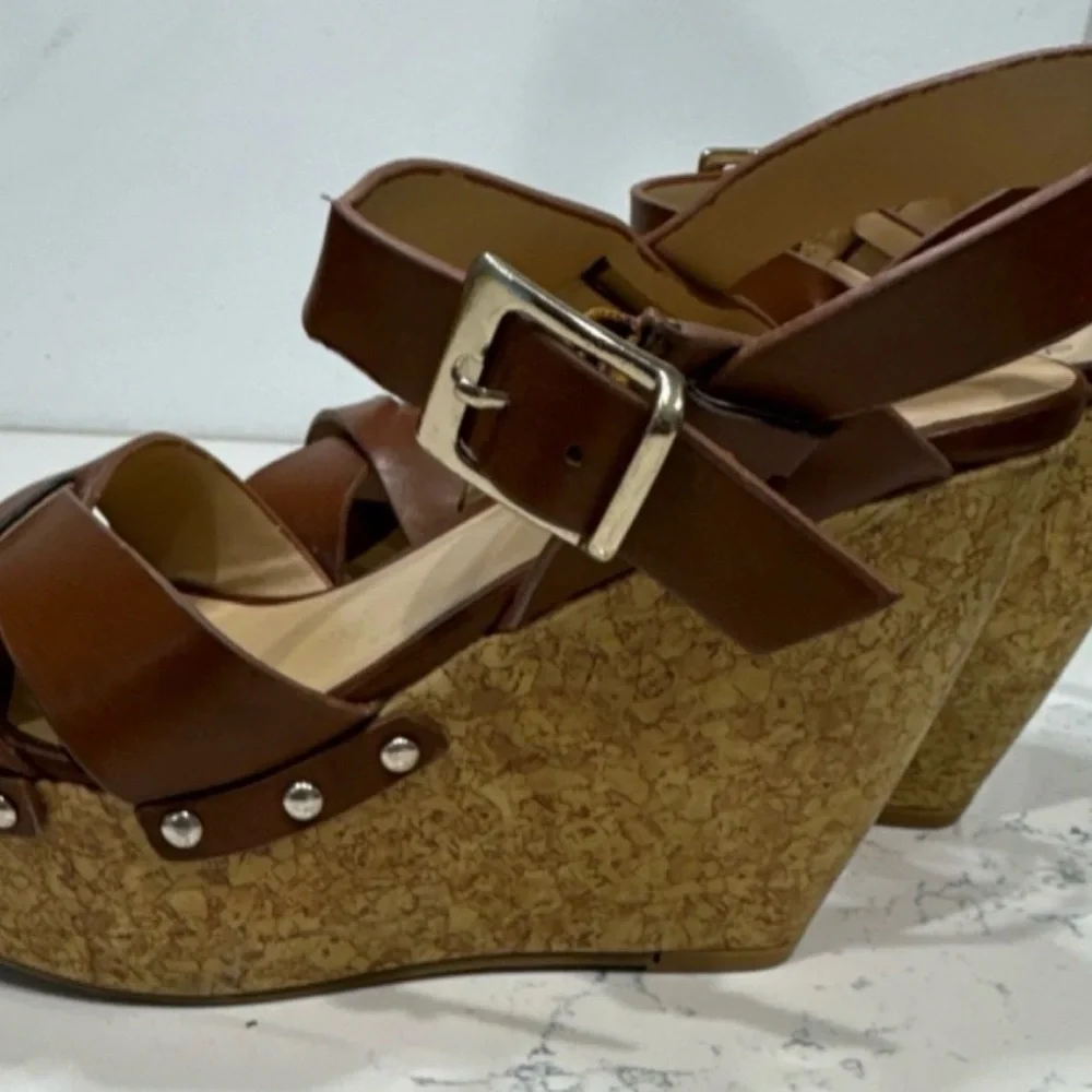 Shoe Dazzle 4” Brown Cork-Textured Platform Wedge Sandals
